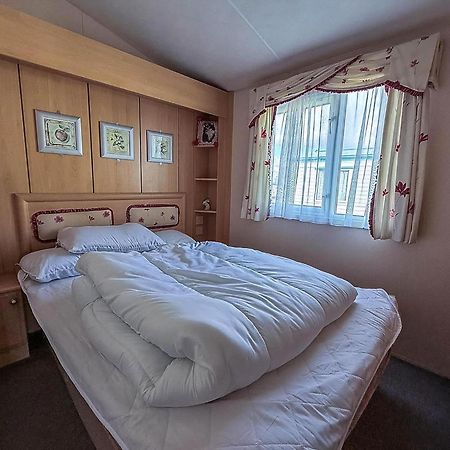 8 Berth Caravan With Decking To Hire At Naze Marine In Essex Ref 17045Nm Walton-on-the-Naze Eksteriør bilde