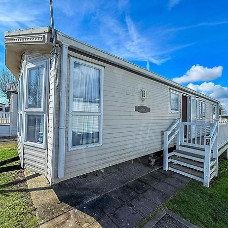 8 Berth Caravan With Decking To Hire At Naze Marine In Essex Ref 17045Nm Walton-on-the-Naze Eksteriør bilde