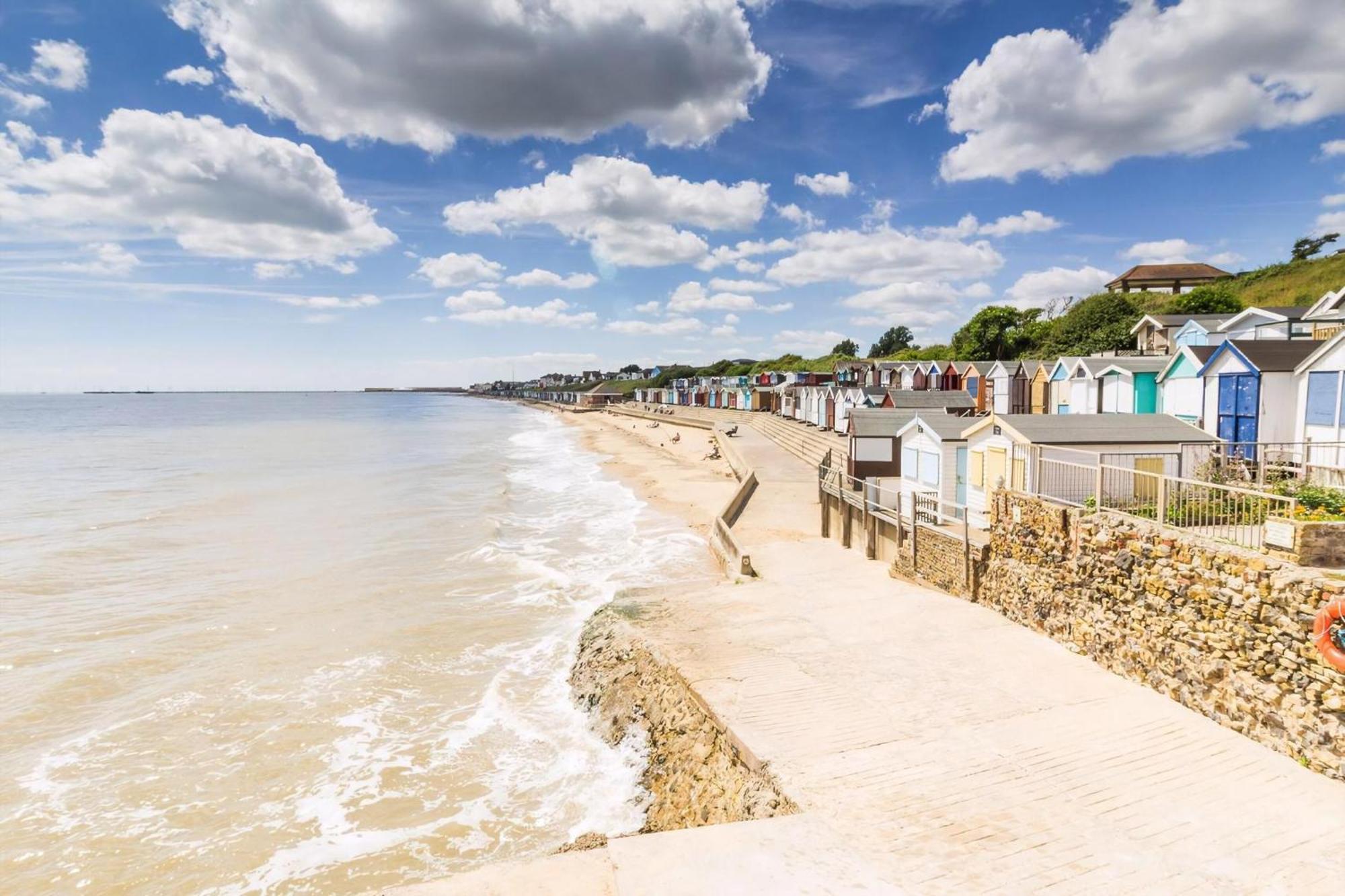 8 Berth Caravan With Decking To Hire At Naze Marine In Essex Ref 17045Nm Walton-on-the-Naze Eksteriør bilde