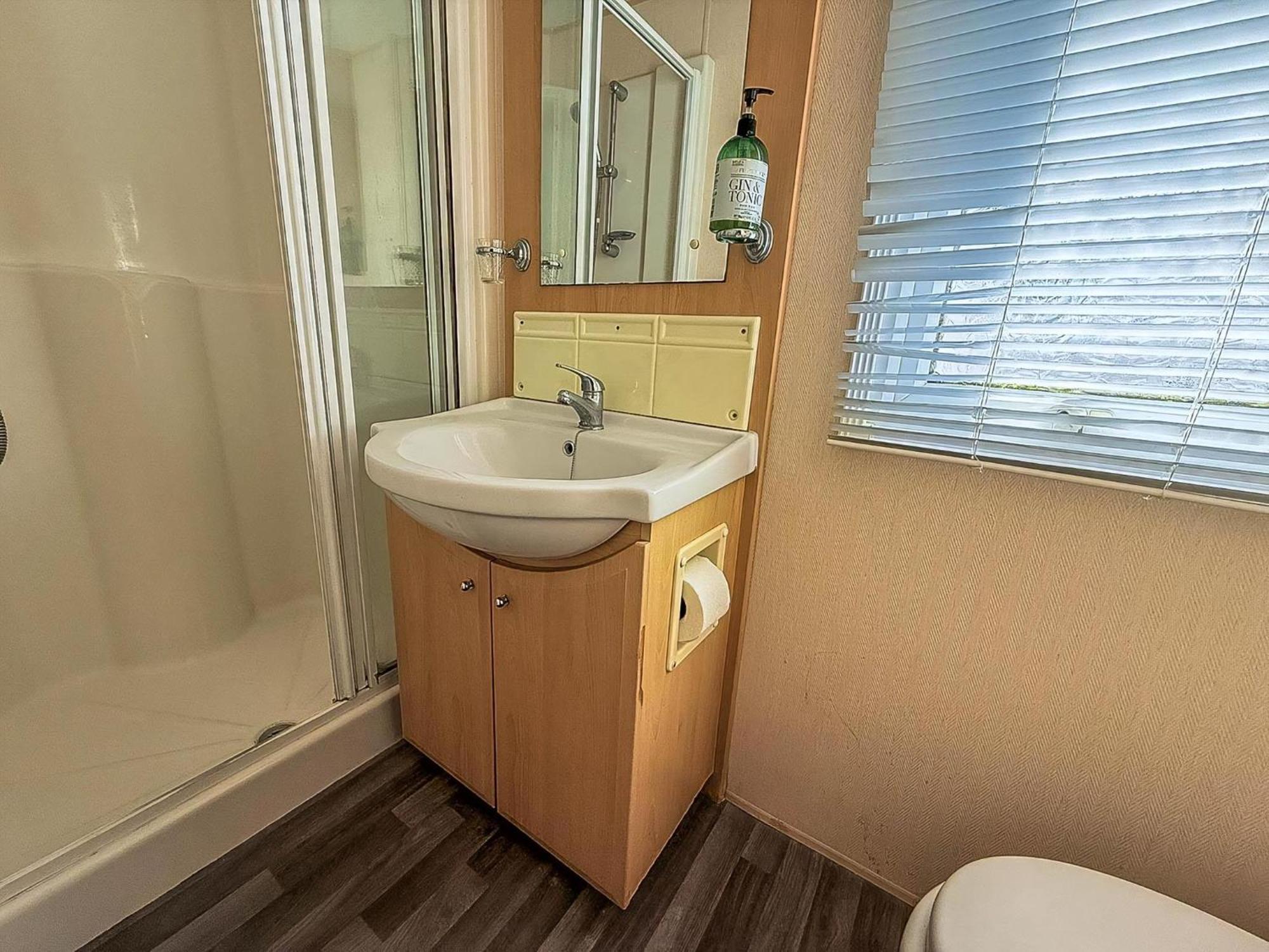 8 Berth Caravan With Decking To Hire At Naze Marine In Essex Ref 17045Nm Walton-on-the-Naze Eksteriør bilde
