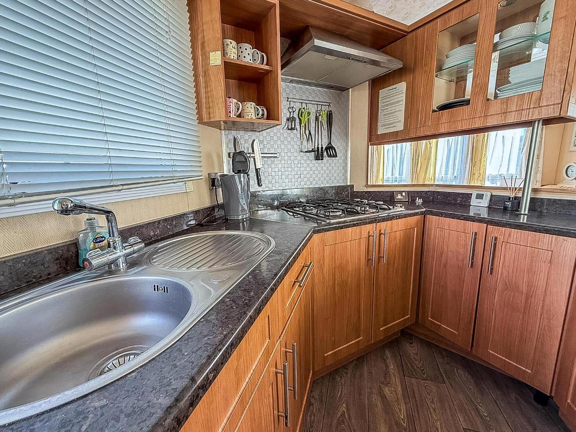 8 Berth Caravan With Decking To Hire At Naze Marine In Essex Ref 17045Nm Walton-on-the-Naze Eksteriør bilde