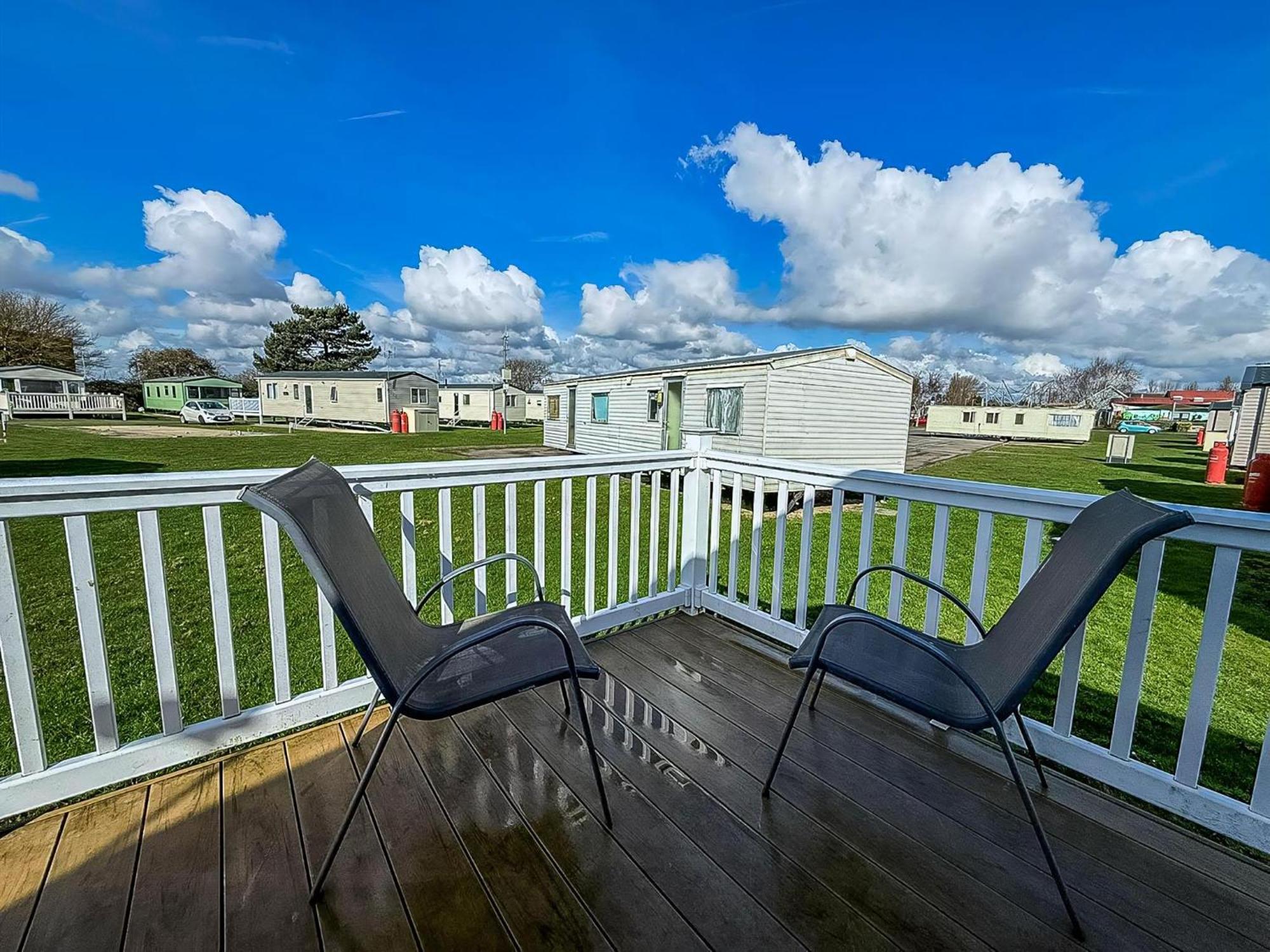 8 Berth Caravan With Decking To Hire At Naze Marine In Essex Ref 17045Nm Walton-on-the-Naze Eksteriør bilde