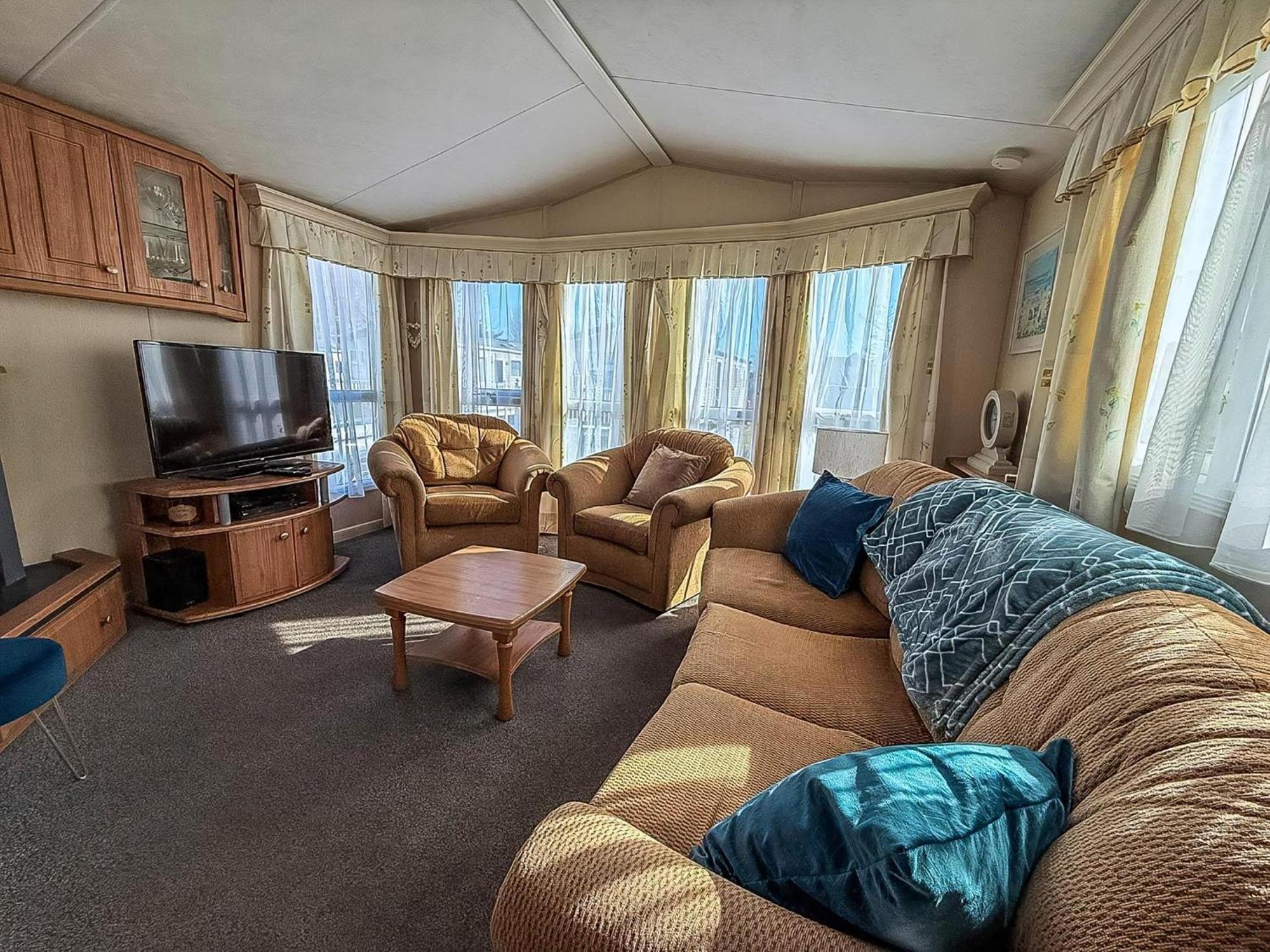 8 Berth Caravan With Decking To Hire At Naze Marine In Essex Ref 17045Nm Walton-on-the-Naze Eksteriør bilde