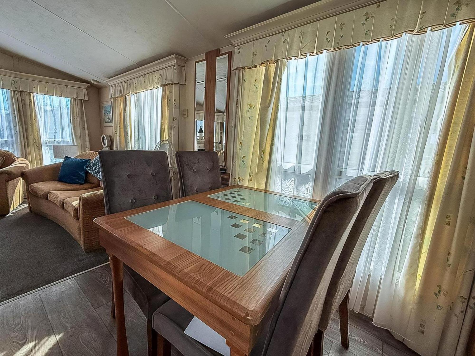 8 Berth Caravan With Decking To Hire At Naze Marine In Essex Ref 17045Nm Walton-on-the-Naze Eksteriør bilde