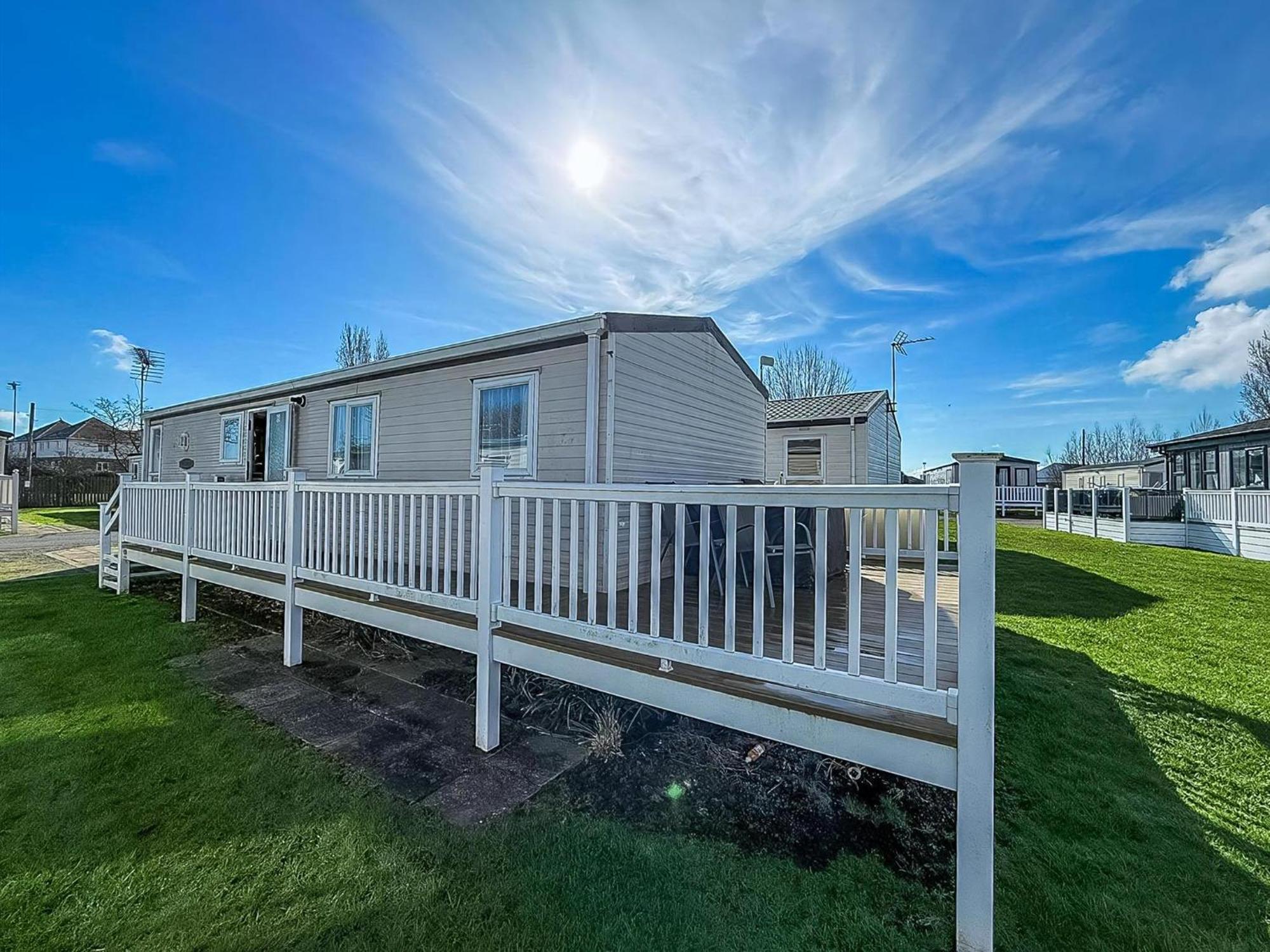 8 Berth Caravan With Decking To Hire At Naze Marine In Essex Ref 17045Nm Walton-on-the-Naze Eksteriør bilde