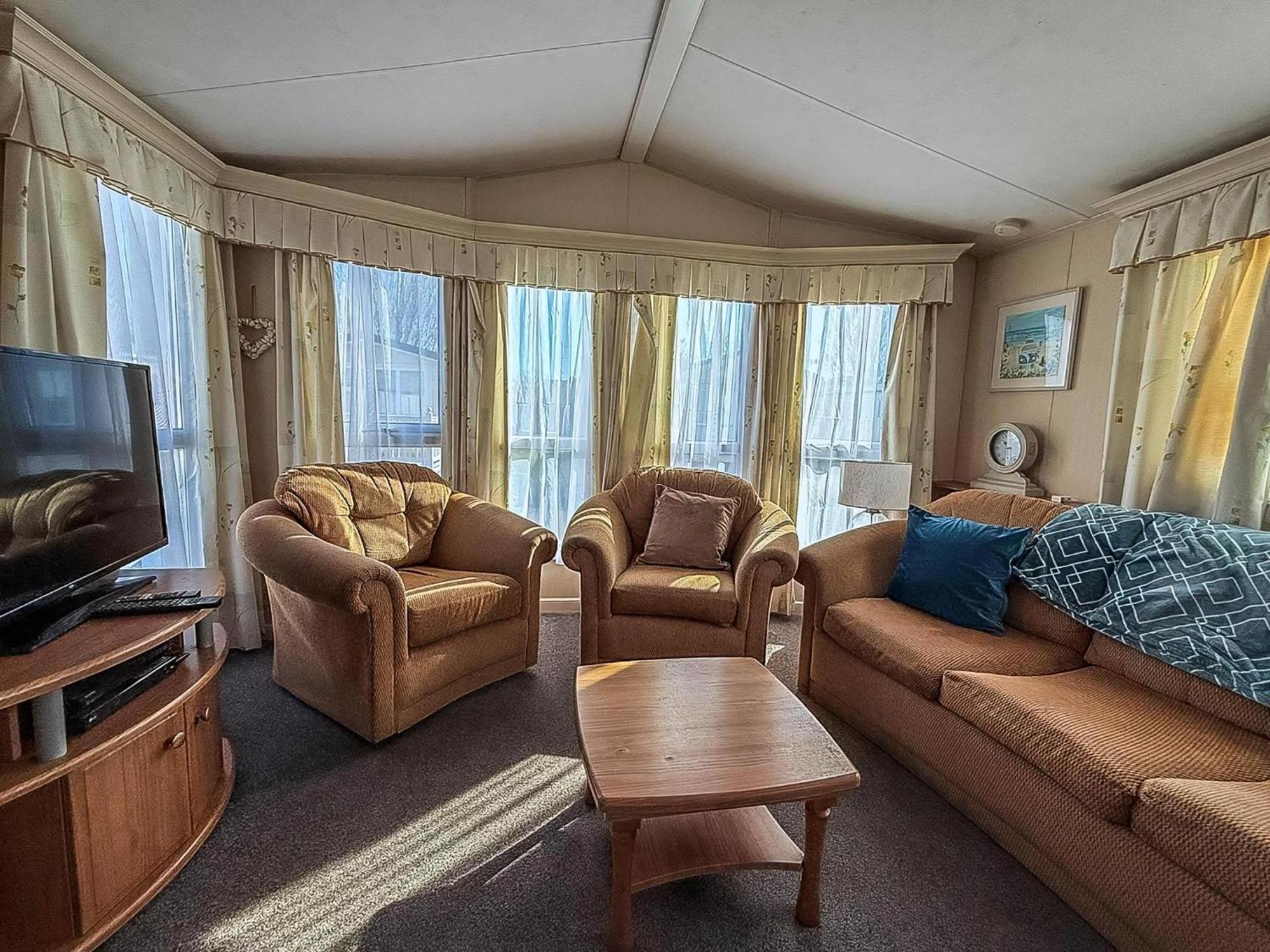 8 Berth Caravan With Decking To Hire At Naze Marine In Essex Ref 17045Nm Walton-on-the-Naze Eksteriør bilde