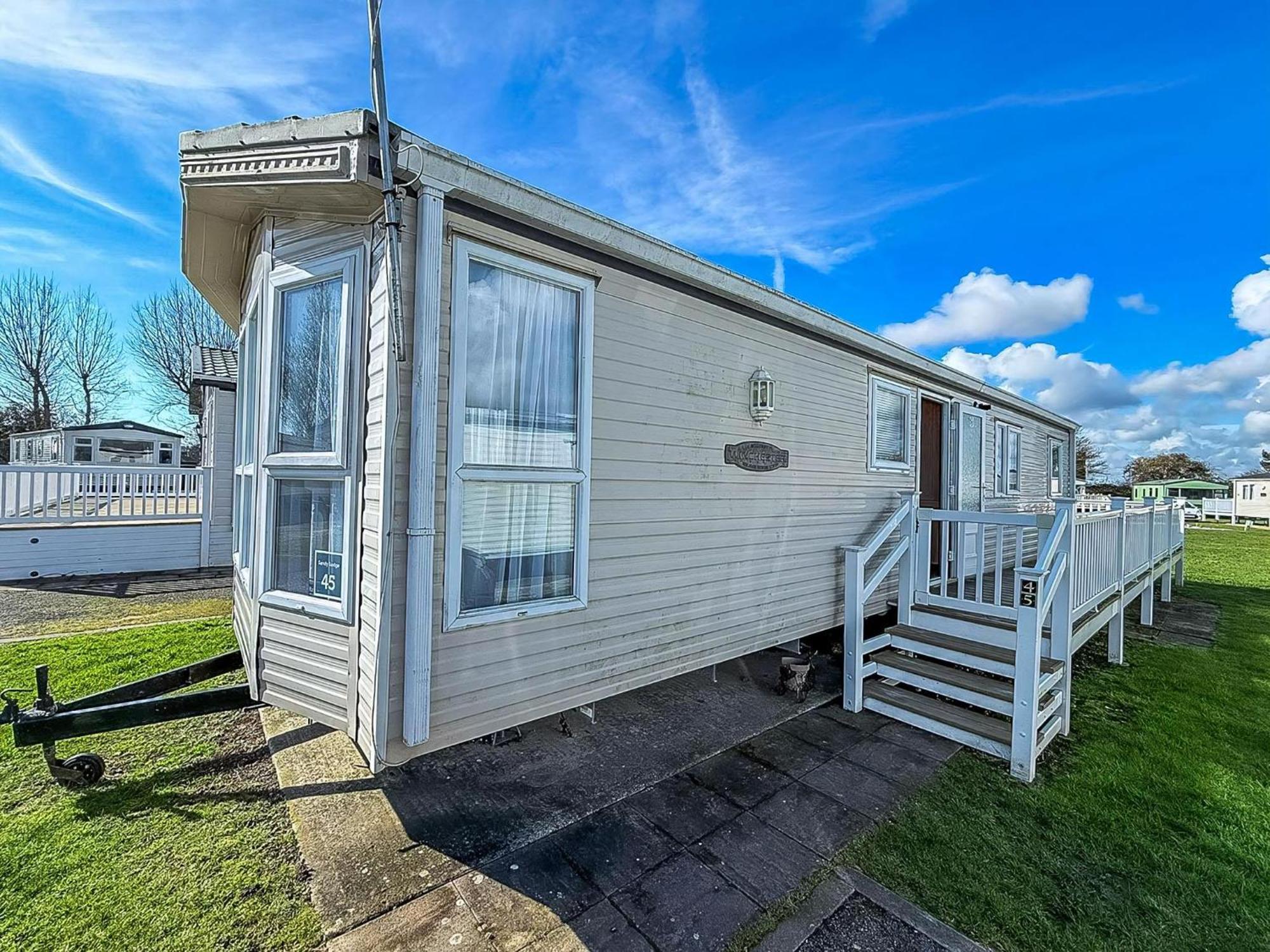 8 Berth Caravan With Decking To Hire At Naze Marine In Essex Ref 17045Nm Walton-on-the-Naze Eksteriør bilde